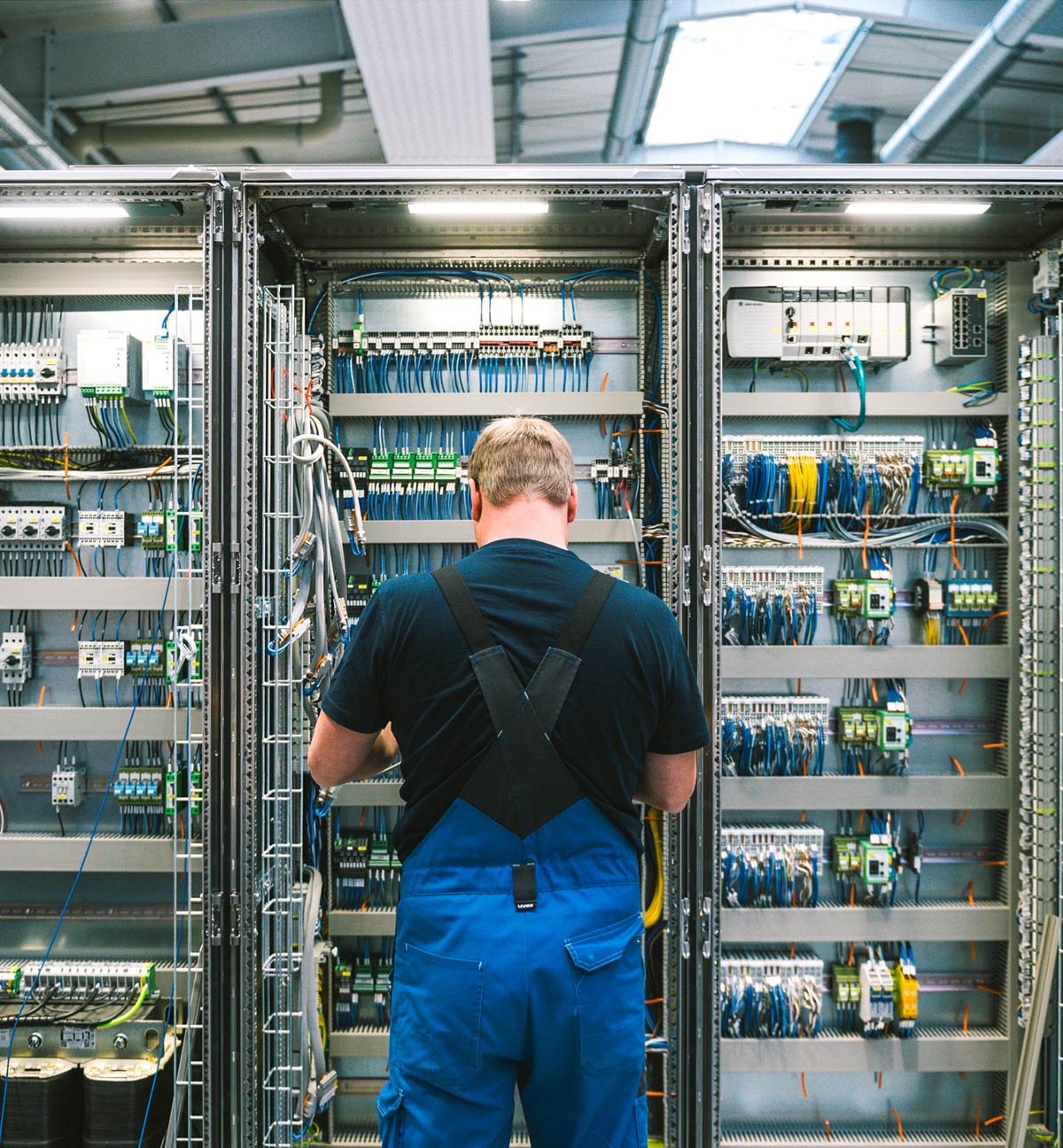 Elektriker vor großem Schaltschrank